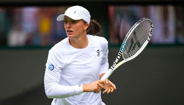 Maailman ykkösnainen ei antanut paineiden näkyä Wimbledonissa Maailman ykkösnainen ei antanut paineiden näkyä Wimbledonissa