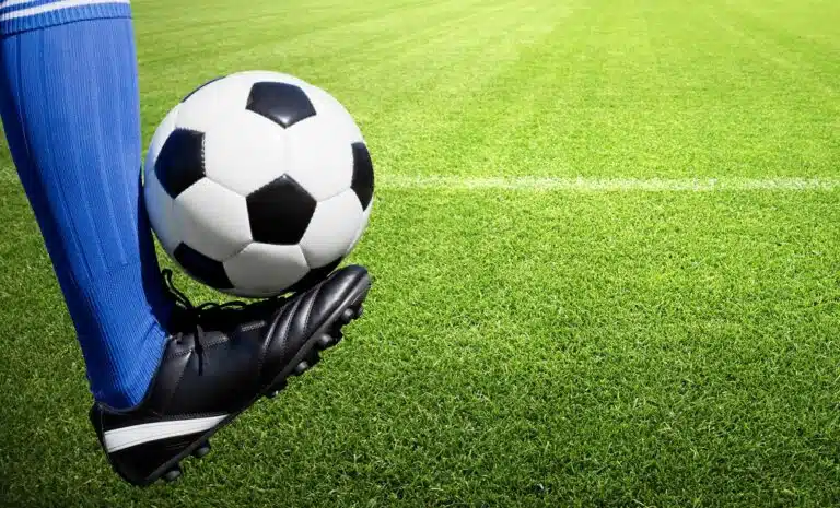 Pallon ja pillin ääniin ei kaadu? – Oulussa taistellaan jalkapallostadionin puolesta