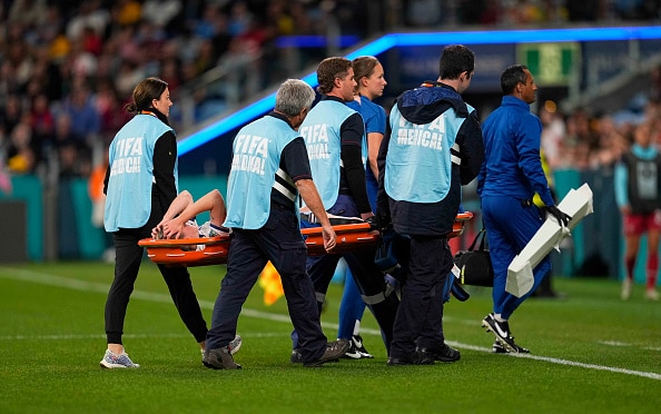 Englanti koki karmean takaiskun MM-kisoissa – tähtipelaaja kannettiin paareilla kentältä