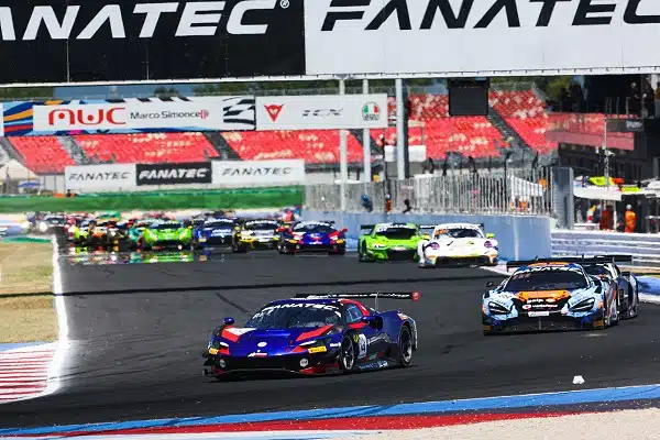 Suomalaiskuski hiillostaa Valentino Rossia - sen hän tekee Ferrarin ratissa Suomalaiskuski hiillostaa Valentino Rossia – sen hän tekee Ferrarin ratissa