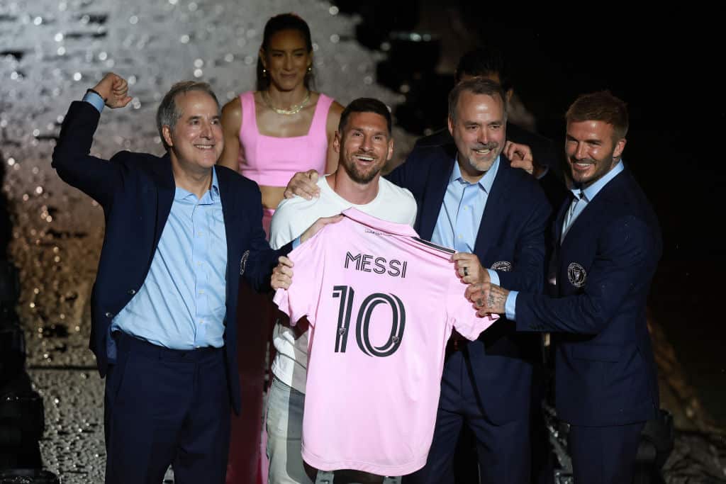 Fanit täyttivät stadionin rankkasateesta huolimatta - Inter Miami esitteli Lionel Messin Fanit täyttivät stadionin rankkasateesta huolimatta – Inter Miami esitteli Lionel Messin