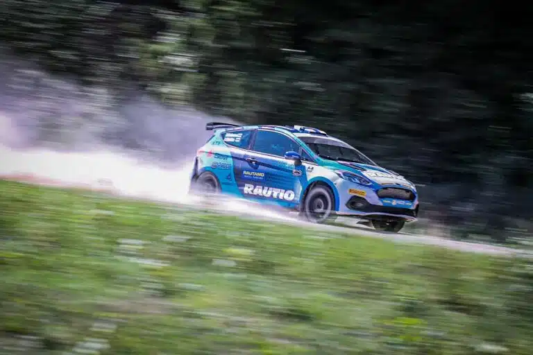 Suomalainen rallikuski ajoi isoon vesilätäkköön – seuraukset olivat karut