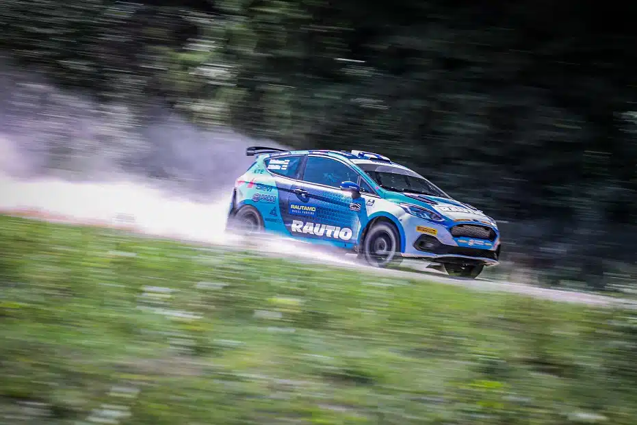 Suomalainen rallikuski ajoi isoon vesilätäkköön – seuraukset olivat karut