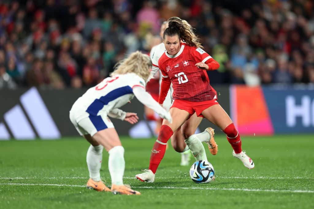 Norja ja Sveitsi nostivat naisten MM-kisojen A-lohkon jännityksen tappiin Norja ja Sveitsi nostivat naisten MM-kisojen A-lohkon jännityksen tappiin