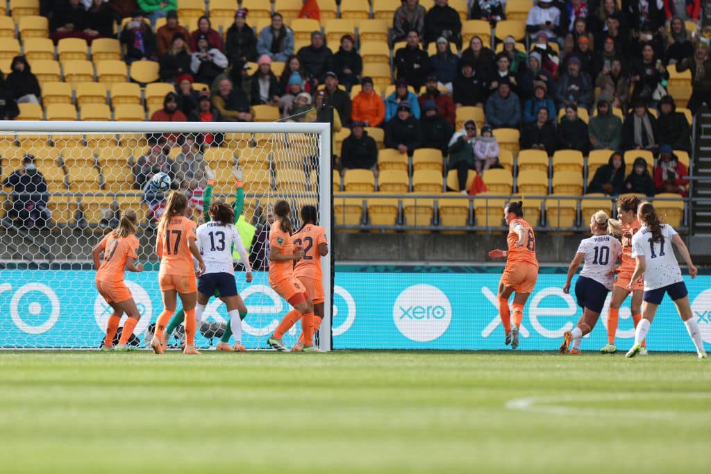 Surkeat MM-kisat koituivat kohtaloksi – USA:n naisten päävalmentajalle kenkää