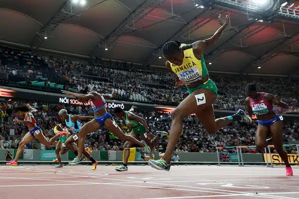 Jamaikan kiituri otti omansa naisten pika-aitojen finaalissa