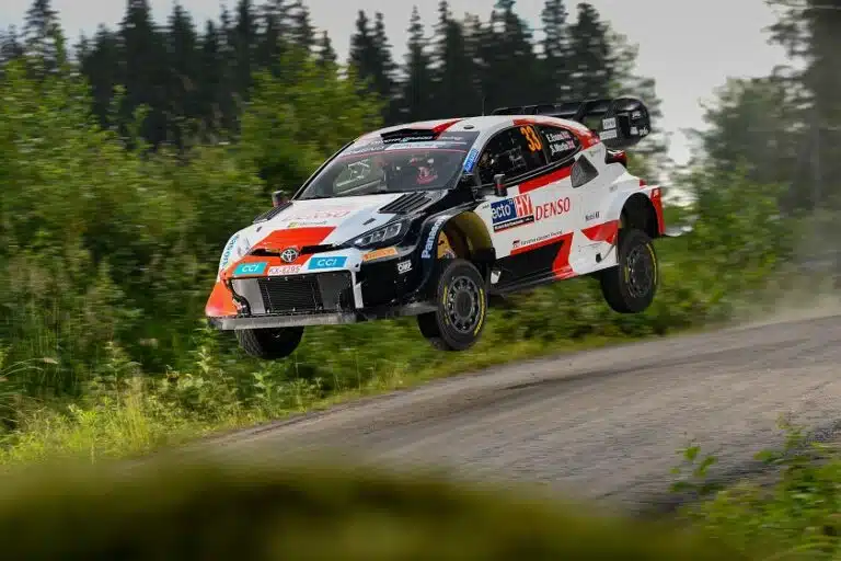Järkyttävä kuva: ”Fanin” käytös Suomen MM-rallissa kuohuttaa – kisapomo tylytti: ”Toivottavasti jäät kiinni”