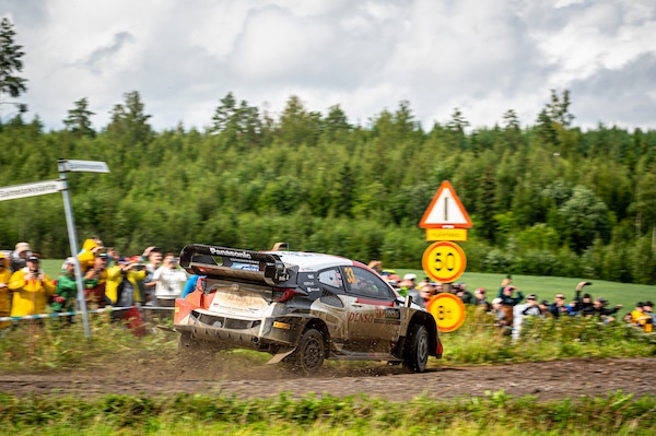 EK19: Elfyn Evans kasvatti johtoaan - Teemu Suninen lähestyi palkintopallia EK19: Elfyn Evans kasvatti johtoaan – Teemu Suninen lähestyi palkintopallia