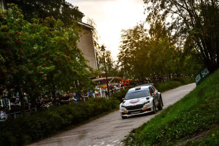 SM-rallissa uskomattoman tiukka taisto voitosta ja mestaruudesta – kärki meni tismalleen samaa kyytiä