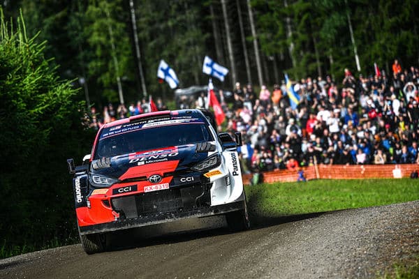 Jari-Matti Latvala näytti kaapin paikan Heikki Kovalaiselle Jari-Matti Latvala näytti kaapin paikan Heikki Kovalaiselle