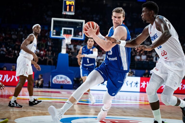 Lauri Markkanen kävi sanomassa sikailijalle pari valittua sanaa