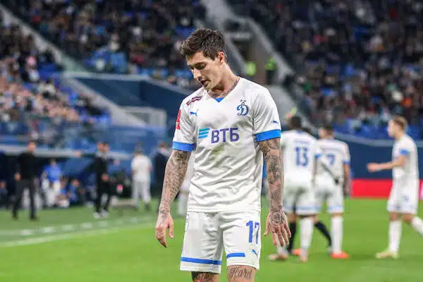 Jalkapallohylkiö pakeni Venäjältä - nyt seura uhkailee Teemu Pukin entistä joukkuekaveria Jalkapallohylkiö pakeni Venäjältä – nyt seura uhkailee Teemu Pukin entistä joukkuekaveria