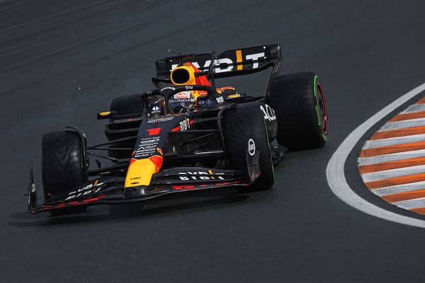 F1-kisa sai dramaattisen käänteen vain kahdeksan kierrosta ennen loppua, rata on kelvottomassa kunnossa F1-kisa sai dramaattisen käänteen vain kahdeksan kierrosta ennen loppua, rata on kelvottomassa kunnossa