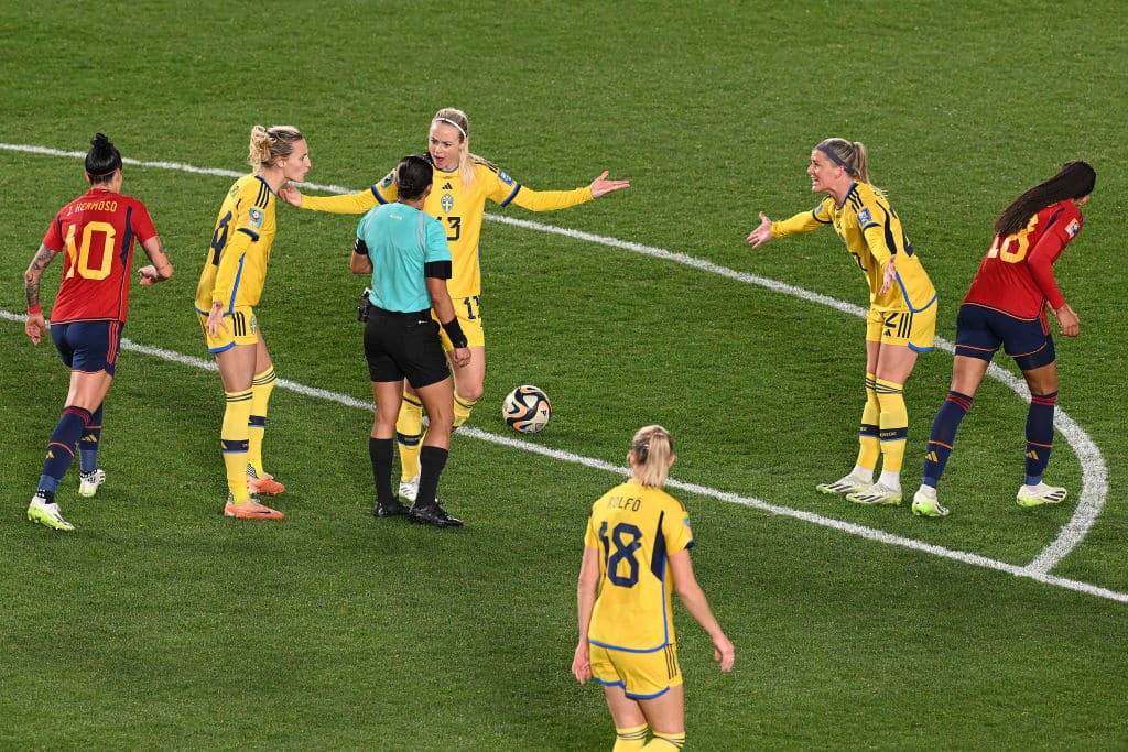 Ruotsalaiset purkivat pettymystään erotuomariin kirvelevän välierätappion jälkeen - "Hän vain hymyili" Ruotsalaiset purkivat pettymystään erotuomariin kirvelevän välierätappion jälkeen – ”Hän vain hymyili”