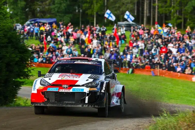 Apina putosi Toyota-kuskin selästä – kiitos Kalle Rovanperän
