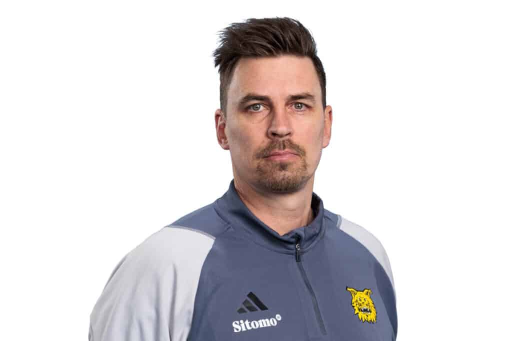 Fanit pillastuivat derbytappiosta – järkkärit joutuivat suojelemaan Ilveksen päävalmentajaa