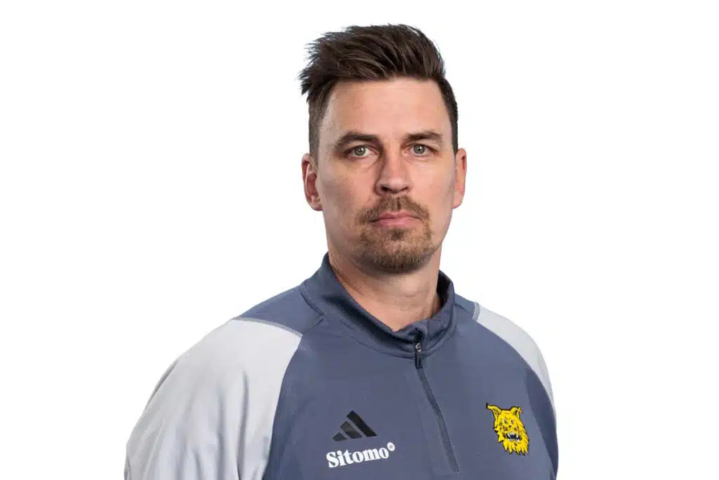 Fanit pillastuivat derbytappiosta - järkkärit joutuivat suojelemaan Ilveksen päävalmentajaa Fanit pillastuivat derbytappiosta – järkkärit joutuivat suojelemaan Ilveksen päävalmentajaa