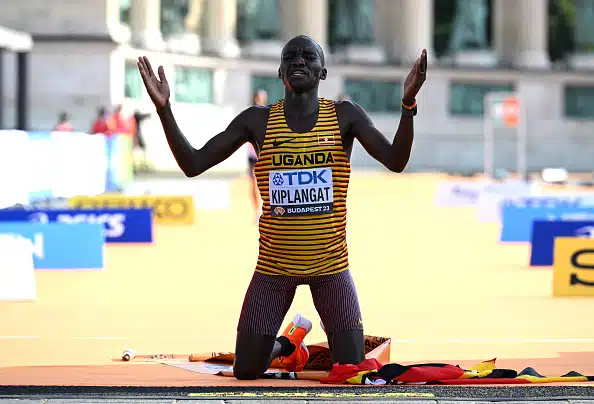 Draamaa MM-maratonilla: kisassa kaatunut juoksija teki huiman tempun