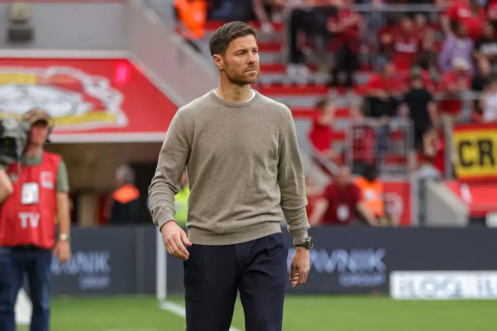 Real Madrid -huhuille piste - Lukas Hradeckyn päävalmentaja teki pitkän jatkosopimuksen Real Madrid -huhuille piste – Lukas Hradeckyn päävalmentaja teki pitkän jatkosopimuksen