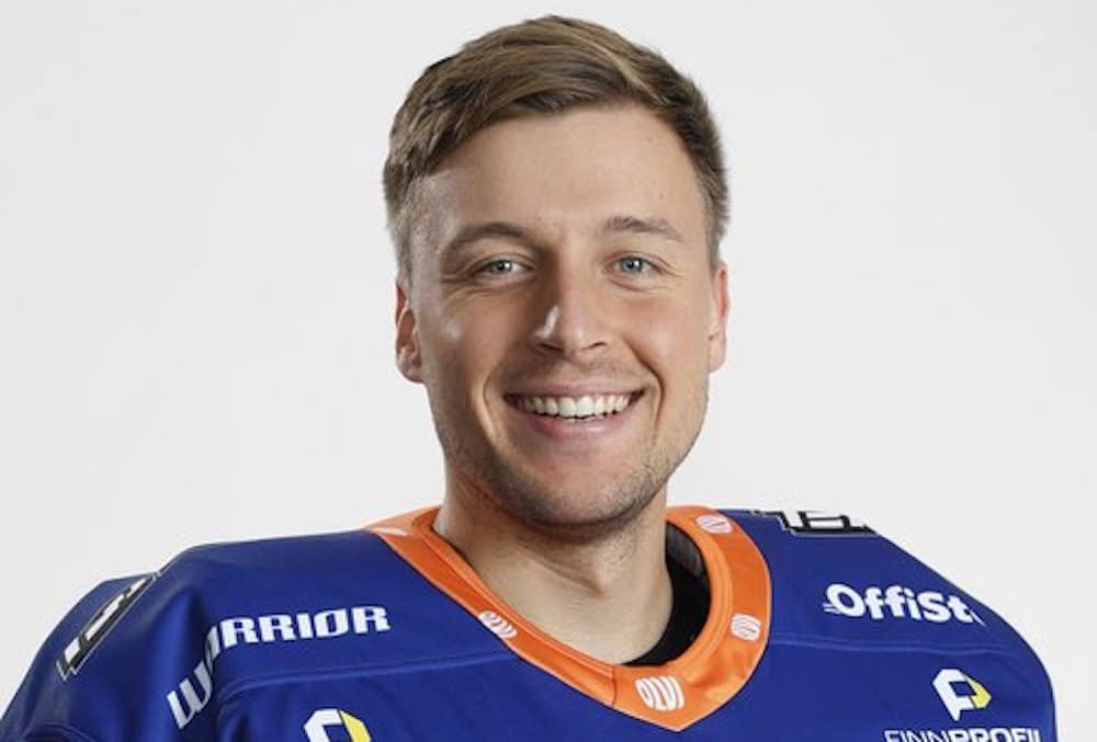 Tappara-tähti aloitti jo mediapelin HIFK:ta vastaan TV-haastattelussa Tappara-tähti aloitti jo mediapelin HIFK:ta vastaan TV-haastattelussa