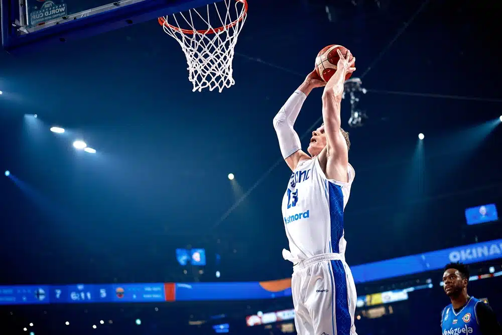 Susijengi vältti fiaskon - Lauri Markkanen säkitti huippupisteet Susijengi vältti fiaskon – Lauri Markkanen säkitti huippupisteet