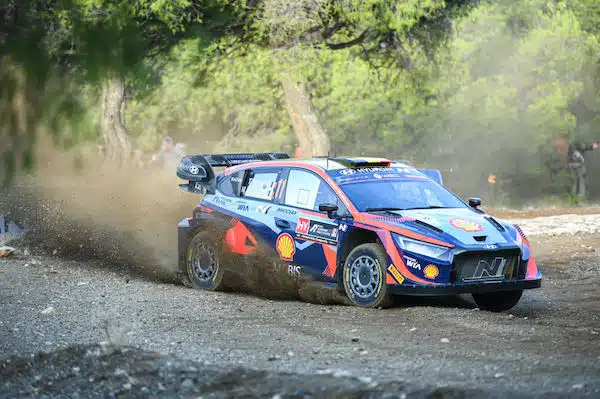 EK11: Toyota-tähti kaatoi autonsa, Thierry Neuville matkalla jättipottiin