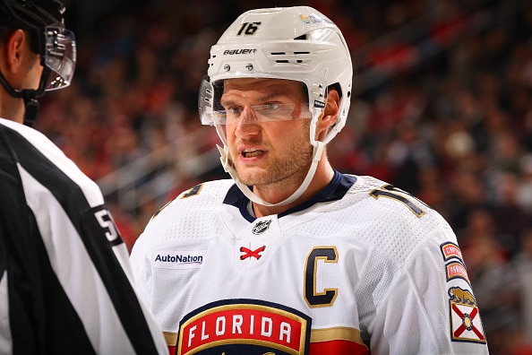 Aleksander Barkov järjesti ison maalin - joukkuekaveri mielettömässä iskussa Aleksander Barkov järjesti ison maalin – joukkuekaveri mielettömässä iskussa