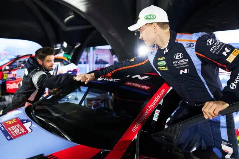 Emil Lindholmilta hurja nousu johtoon Keski-Euroopan MM-rallissa