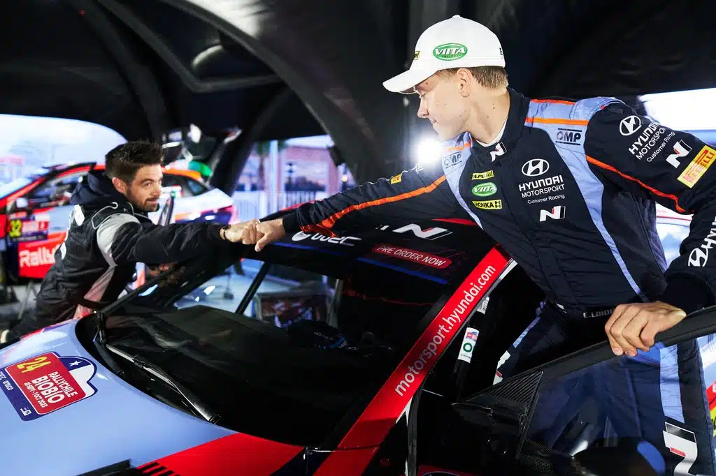 Emil Lindholmilta hurja nousu johtoon Keski-Euroopan MM-rallissa