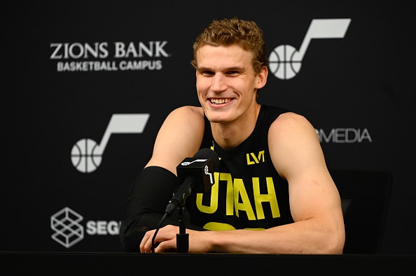 Lauri Markkanen mätti mahtipisteet - näin hän kommentoi trilleriä Lauri Markkanen mätti mahtipisteet – näin hän kommentoi trilleriä