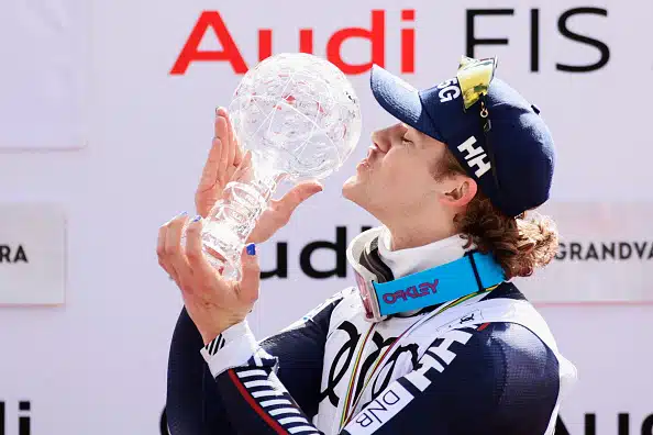 Nyt kuohuu ja rajusti: norjalaistähti löi suksensa naulaan