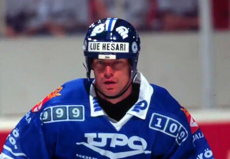 Raimo Helminen sai arvoisensa kirjan