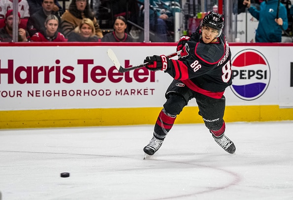 Teuvo Teräväinen lyötiin todelliseen hirmuketjuun NHL:ssä Teuvo Teräväinen lyötiin todelliseen hirmuketjuun NHL:ssä