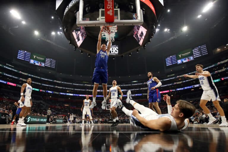 NBA-yö sisälsi kolme ottelua ja jännittäviä käänteitä