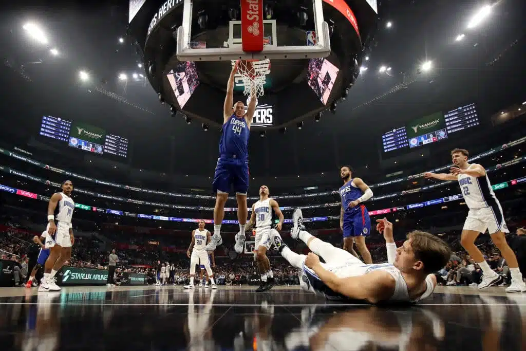 NBA-yö sisälsi kolme ottelua ja jännittäviä käänteitä
