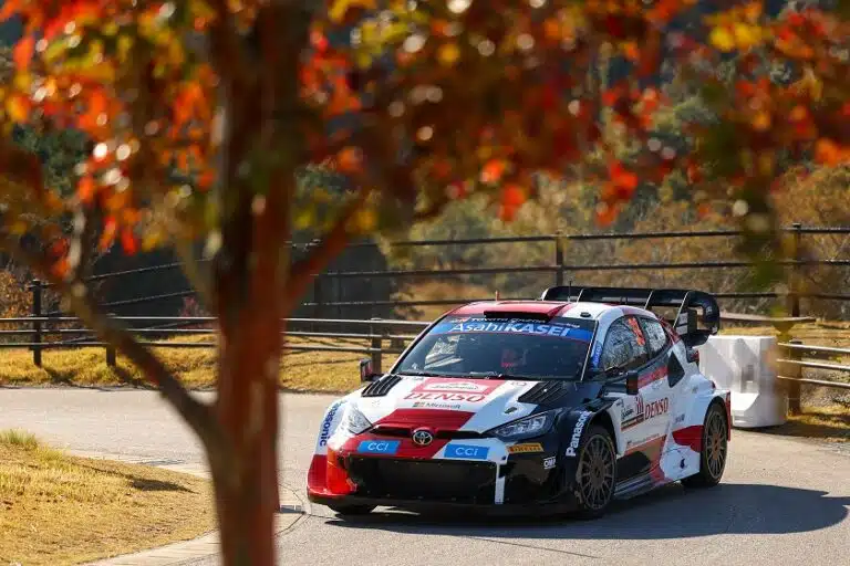 Elfyn Evans voittoon Japanin MM-rallissa – Esapekka Lappi pilasi Toyotan täydelliset juhlat