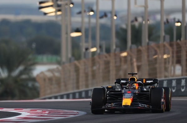 Max Verstappen voitti kauden viimeisen F1-kisan - näin kävi miljoonien eurojen taistelussa Max Verstappen voitti kauden viimeisen F1-kisan – näin kävi miljoonien eurojen taistelussa