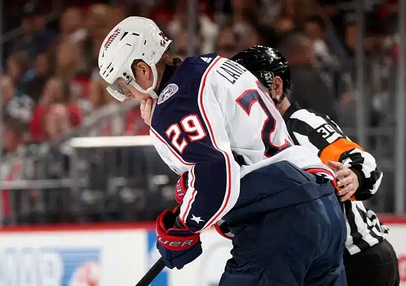 Patrik Laine poistui kasvot veressä jäältä Patrik Laine poistui kasvot veressä jäältä