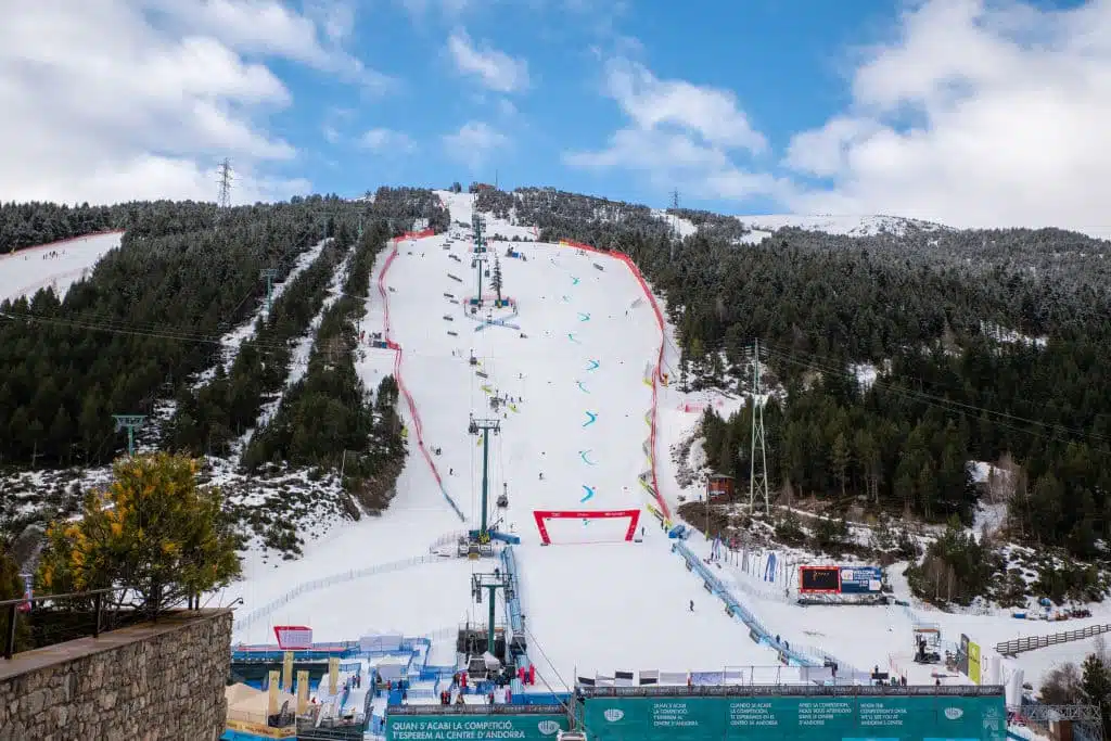 Kauheaa draamaa alppihiihdon maailmancupissa – kilpailija kävi lähellä kuolemaa