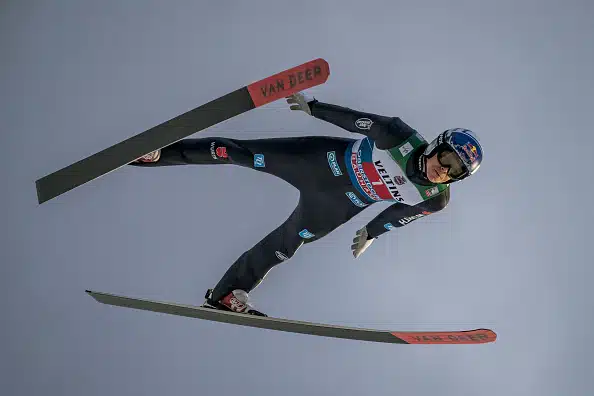 Kotiyleisö riehaantui mäkiviikon avauskisassa – Suomen leirissä synkät tunnelmat