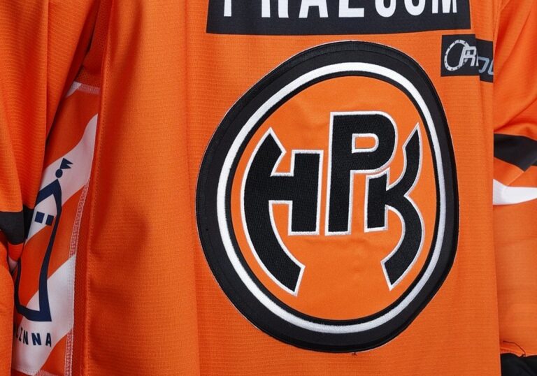 HPK:lta neljä sopimusta tiskiin