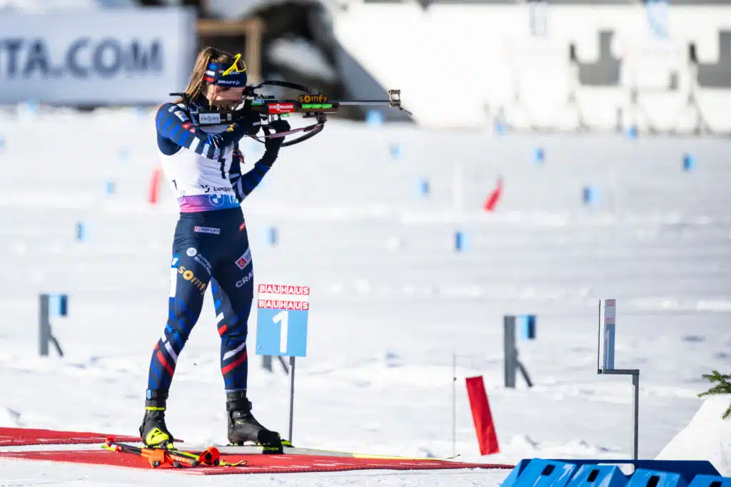 Ennakkosuosikit olivat vahvoja naisten ampumahiihdon yhteislähtökisassa