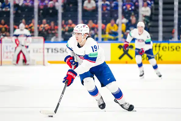 Kohuhyökkääjä debytoi NHL:ssä - teki sopimuksen surkimuksen kanssa Kohuhyökkääjä debytoi NHL:ssä – teki sopimuksen surkimuksen kanssa