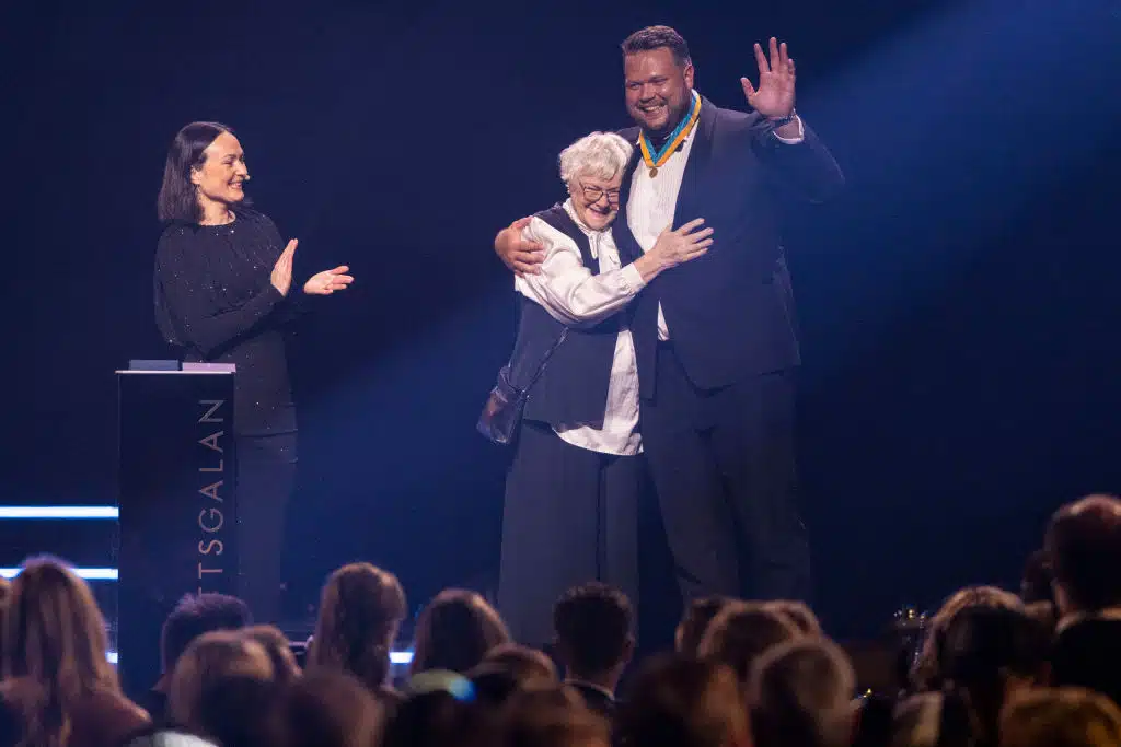 Suomalaismummo varasti show'n Ruotsin palkintogaalassa – ”Syö suomalaista ruisleipää ja nauti elämästä”