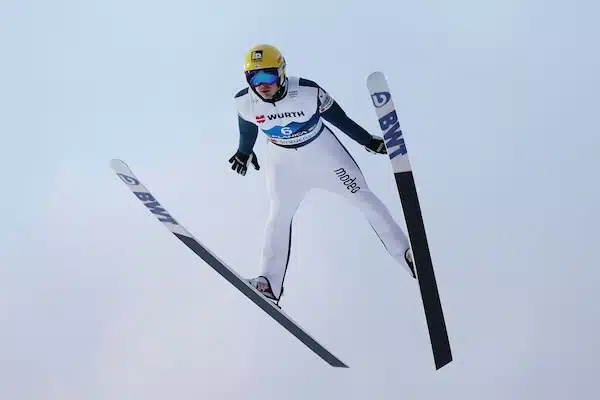 Suomalainen mäkihyppääjä kaatui – vietiin sairaalaan