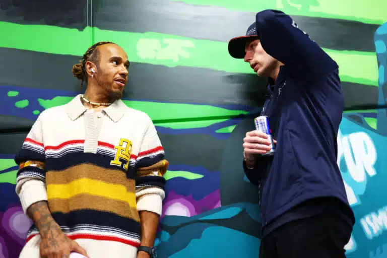 Max Verstappenia rangaistiin – Lewis Hamilton latasi tylyä tekstiä