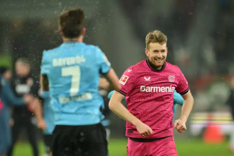 Huikeaa: Bayer Leverkusenin Lukas Hradeckylta historiallinen temppu
