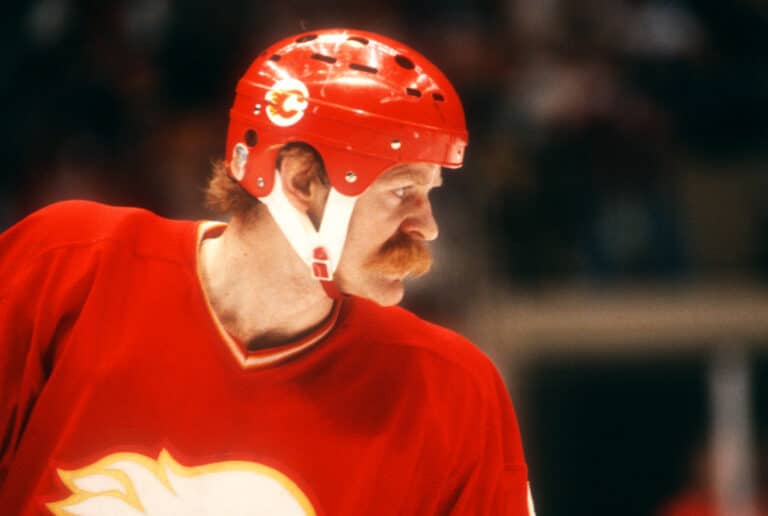 NHL:n kaikkien aikojen legendaarisimmat viikset omaava legenda pelastettiin kuoleman porteilta – ”Olen henkeni heille velkaa”