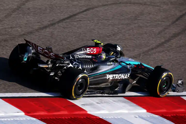Lewis Hamilton F1-harjoitusten nopein ja Red Bull jämäsijoilla – Valtteri Bottas taas lupaavassa vauhdissa