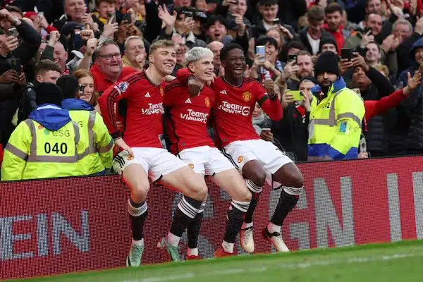 Manchester United otti murskavoiton Valioliigassa - nuoret miehet sankareina Manchester United otti murskavoiton Valioliigassa – nuoret miehet sankareina